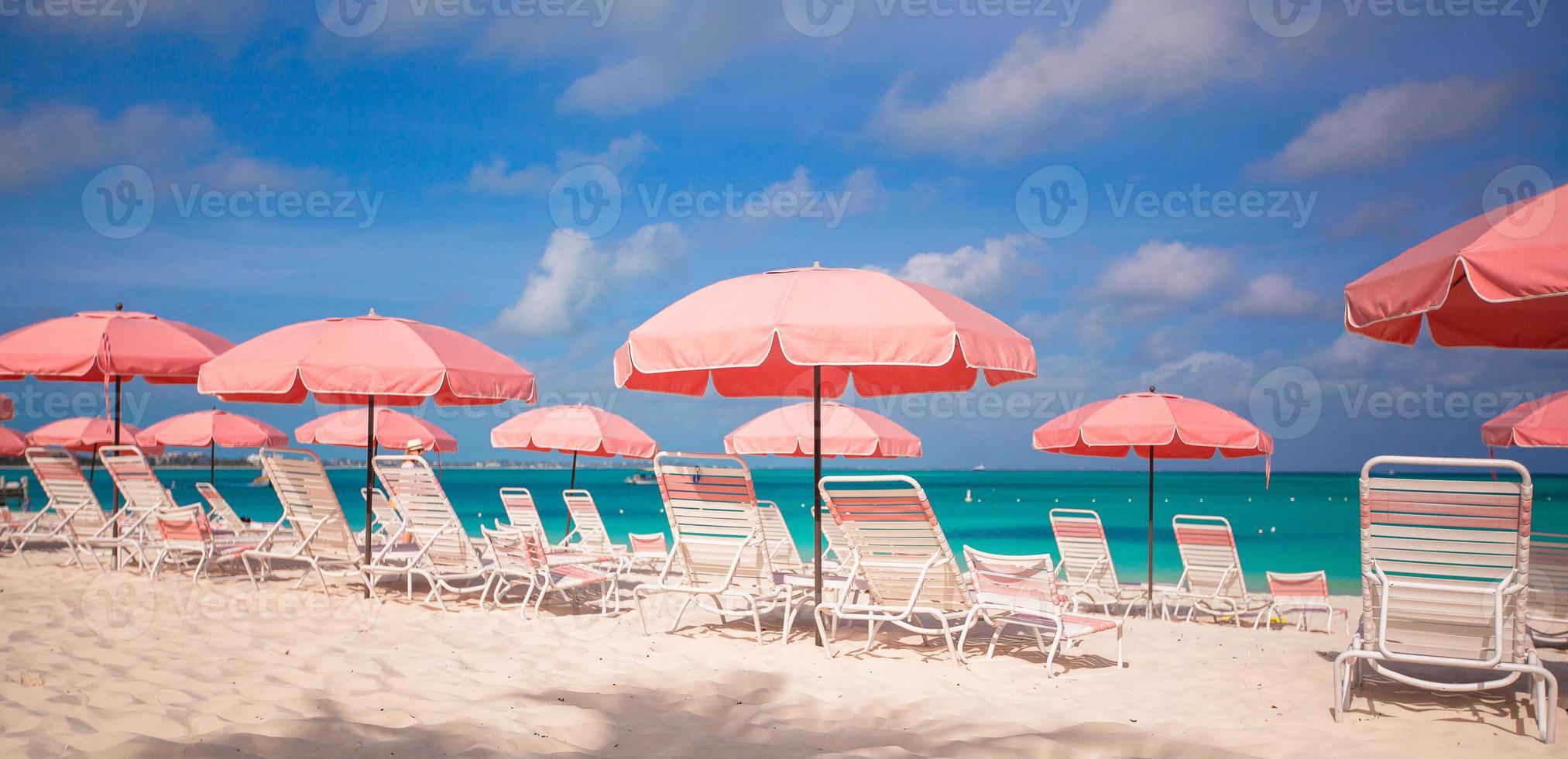 Paradiso Visualizza di tropicale vuoto sabbioso spiaggia con ombrello e sedia foto