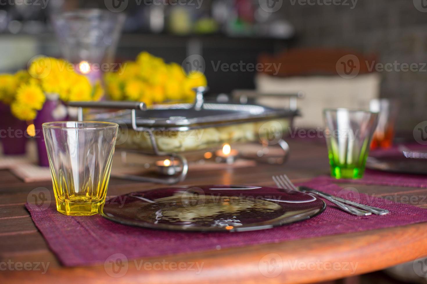 bellissimo casa servito tavolo per cena su il veranda foto