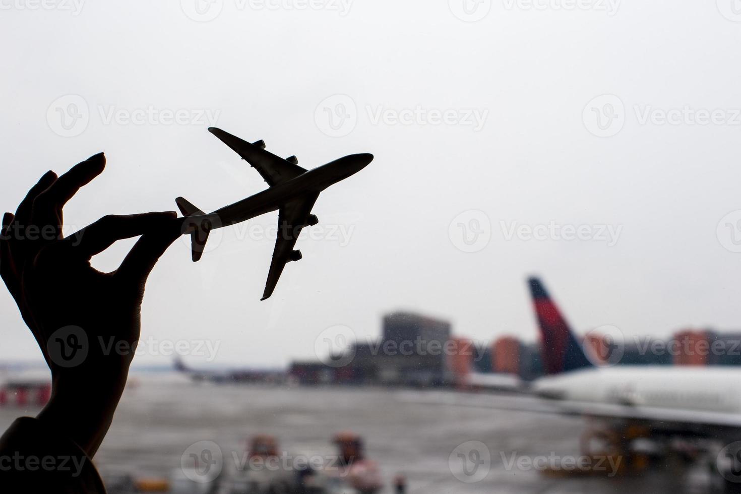 sagoma di un modello di piccolo aeroplano sullo sfondo dell'aeroporto foto