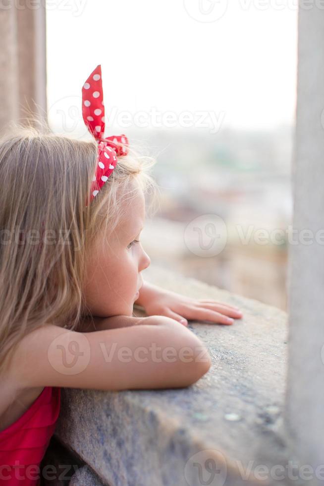 adorabile poco ragazza su il tetto di duomo, Milano, Italia foto