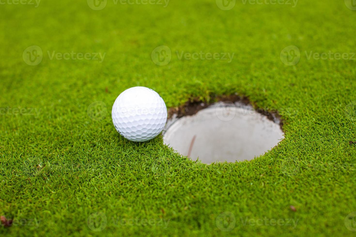 golf palla partire per il buco foto
