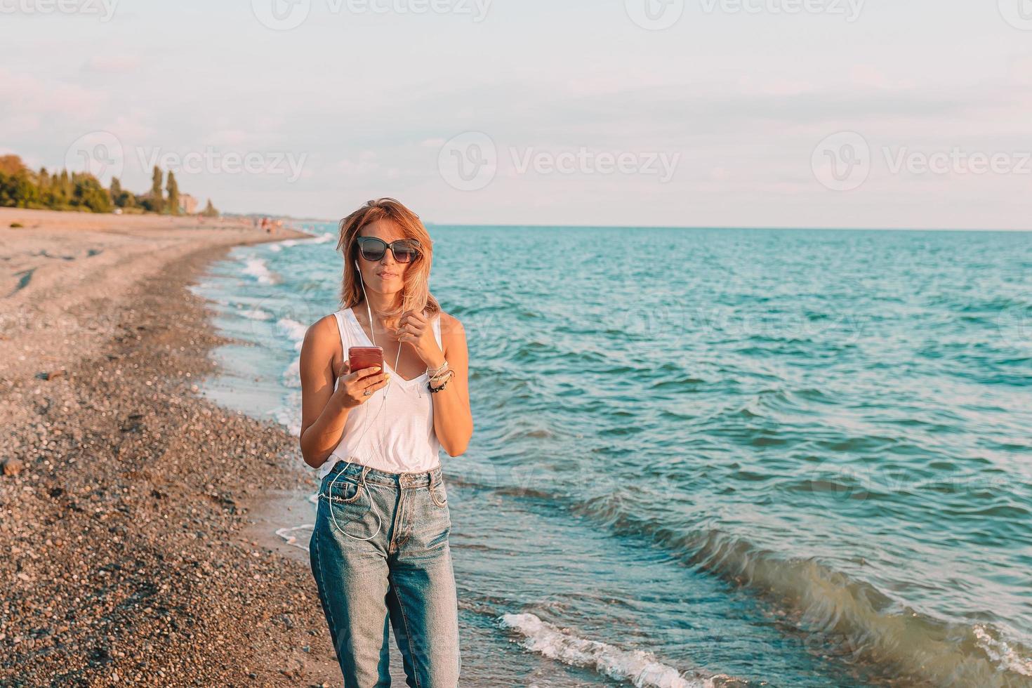 all'aperto moda ritratto di elegante donna su il spiaggia. foto