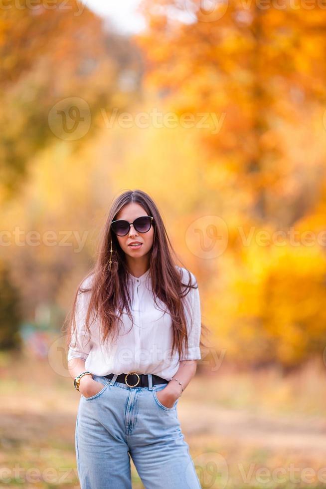 autunno concetto - bellissimo donna nel autunno parco sotto autunno fogliame foto