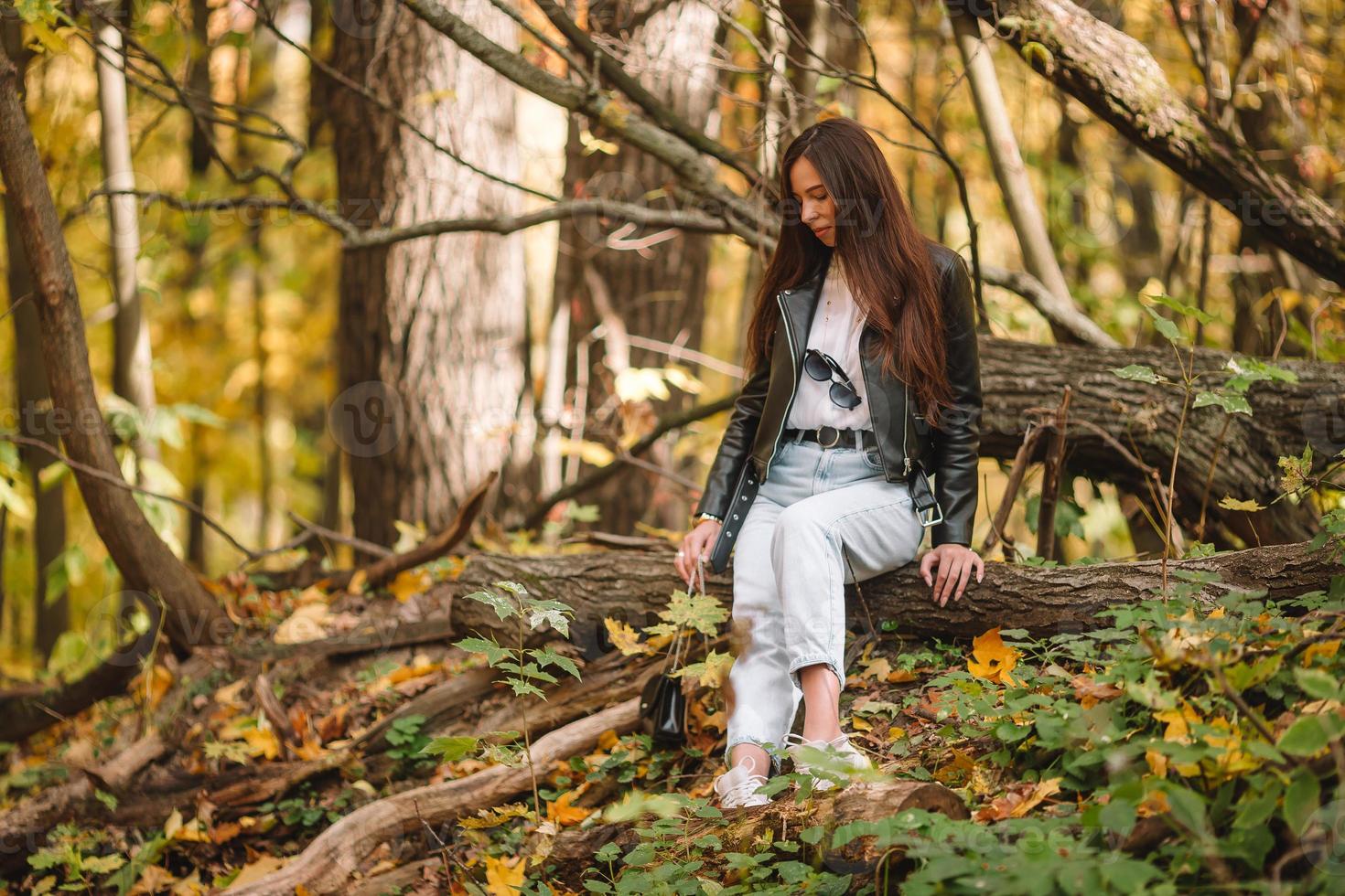 autunno concetto - bellissimo donna nel autunno parco sotto autunno fogliame foto