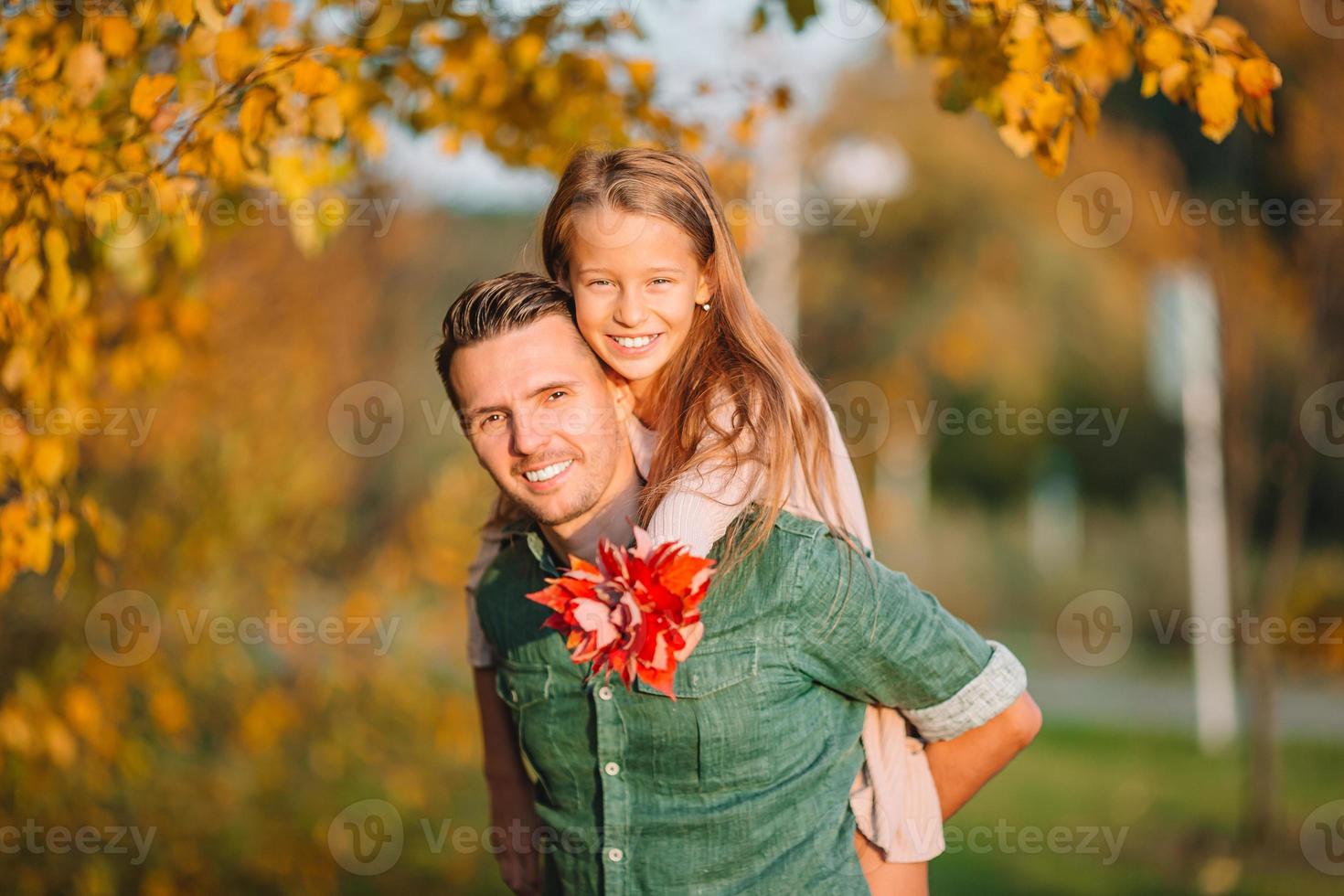 famiglia di papà e ragazzo su bellissimo autunno giorno nel il parco foto