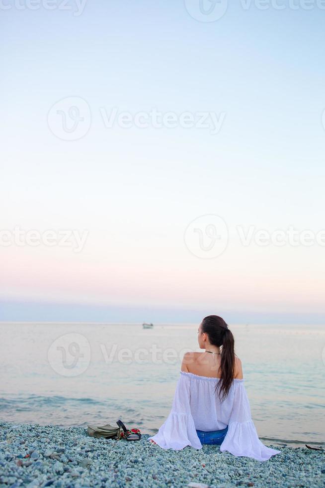 giovane donna godendo estate giorno su il spiaggia. spiaggia vacanza nel Europa foto