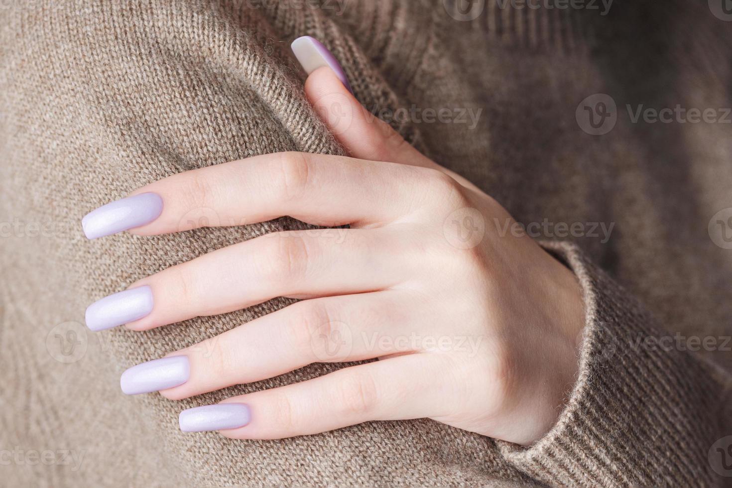 ragazze mani con un' morbido viola manicure. foto
