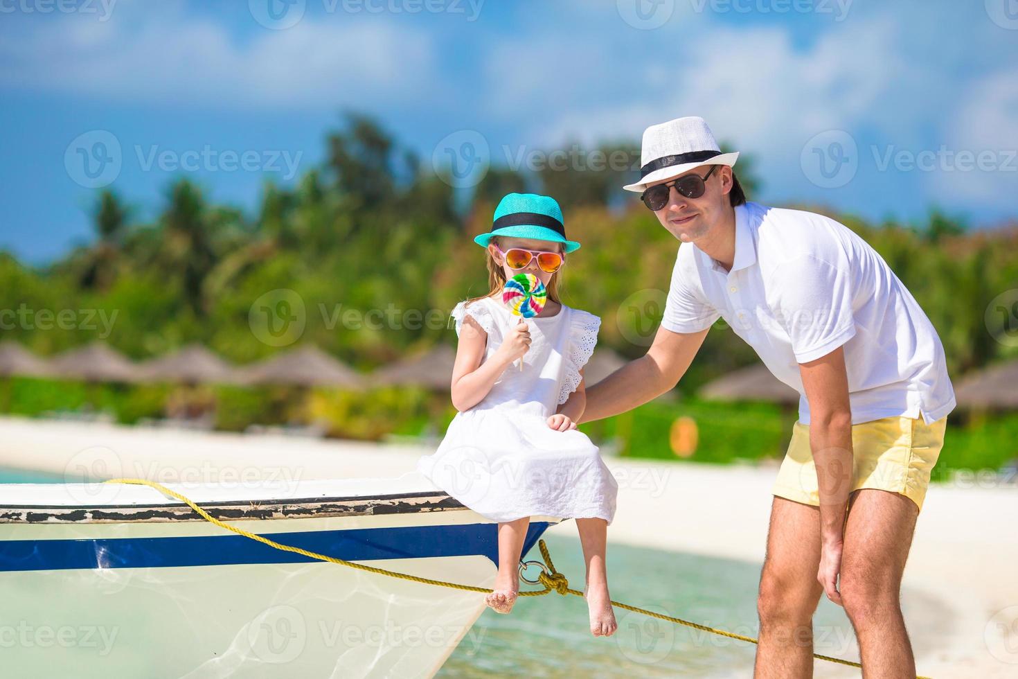 poco ragazza e papà durante tropicale spiaggia vacanza foto