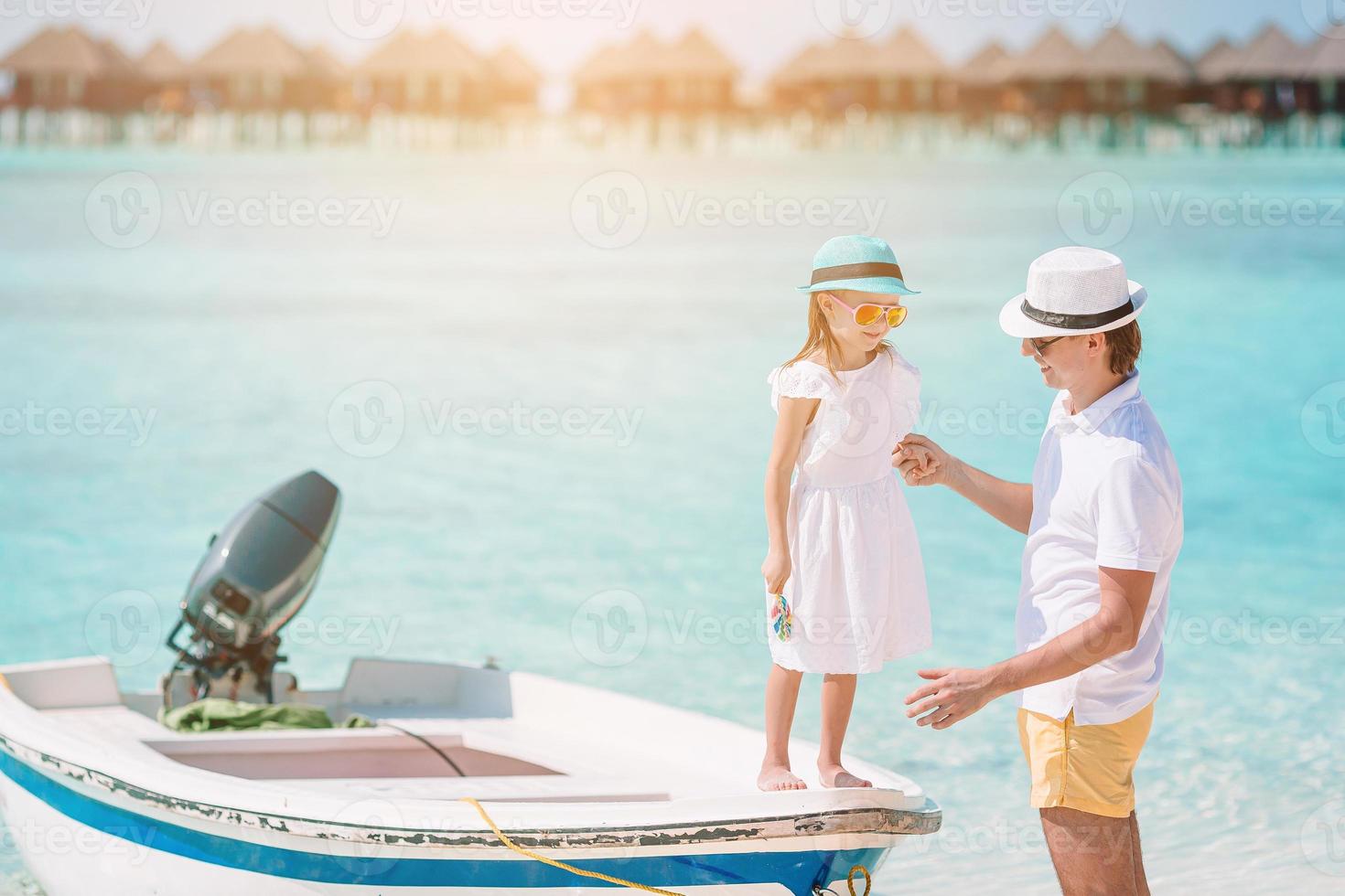 poco ragazza e contento papà avendo divertimento durante spiaggia vacanza foto