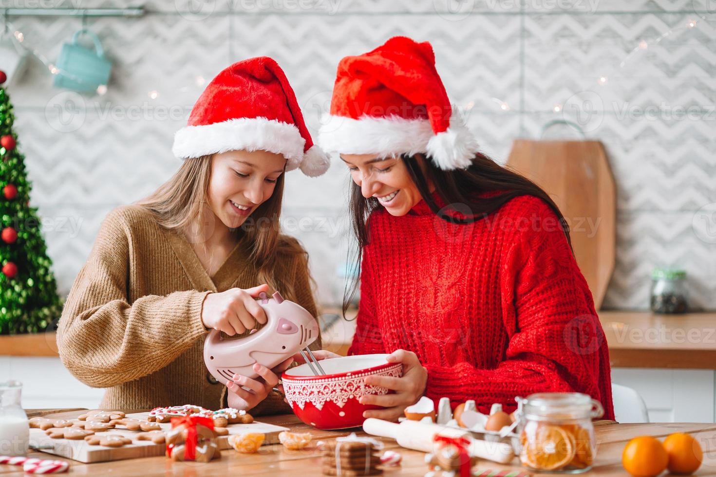 contento famiglia madre e figlia infornare biscotti per Natale foto