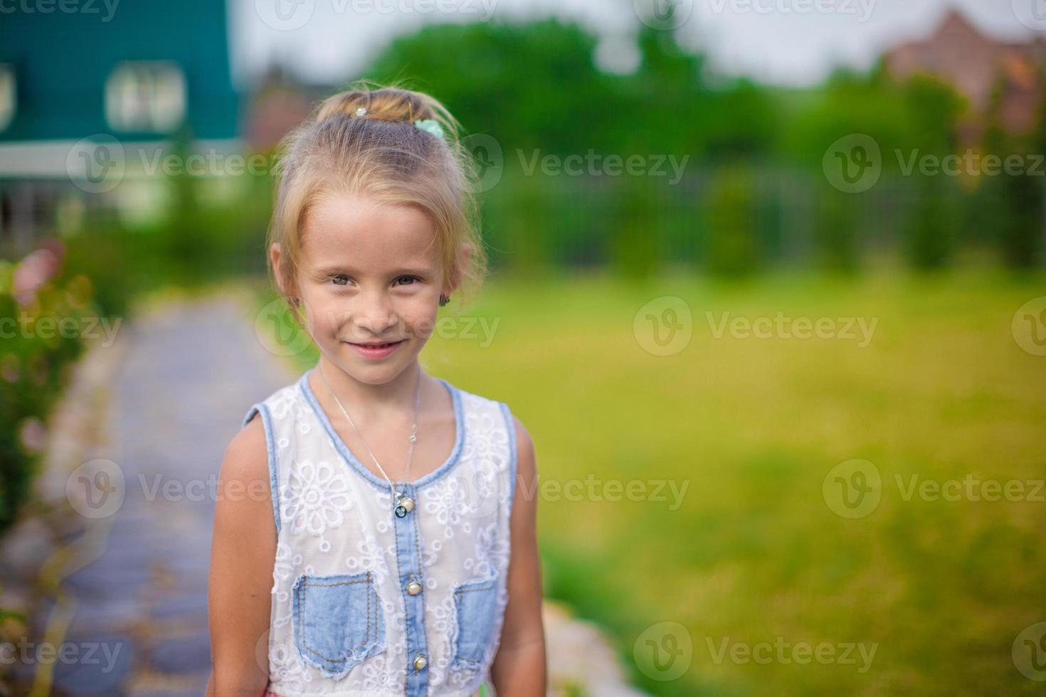 adorabile poco ragazza contento all'aperto a estate tempo foto