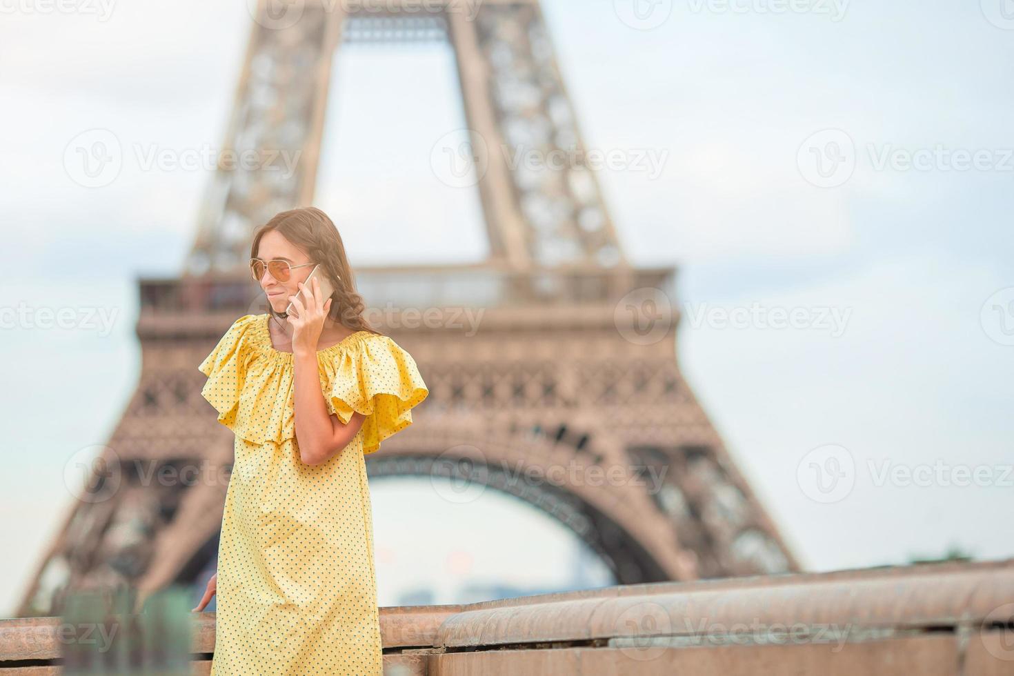 bellissimo donna nel Parigi sfondo il eiffel Torre durante sua vacanza foto