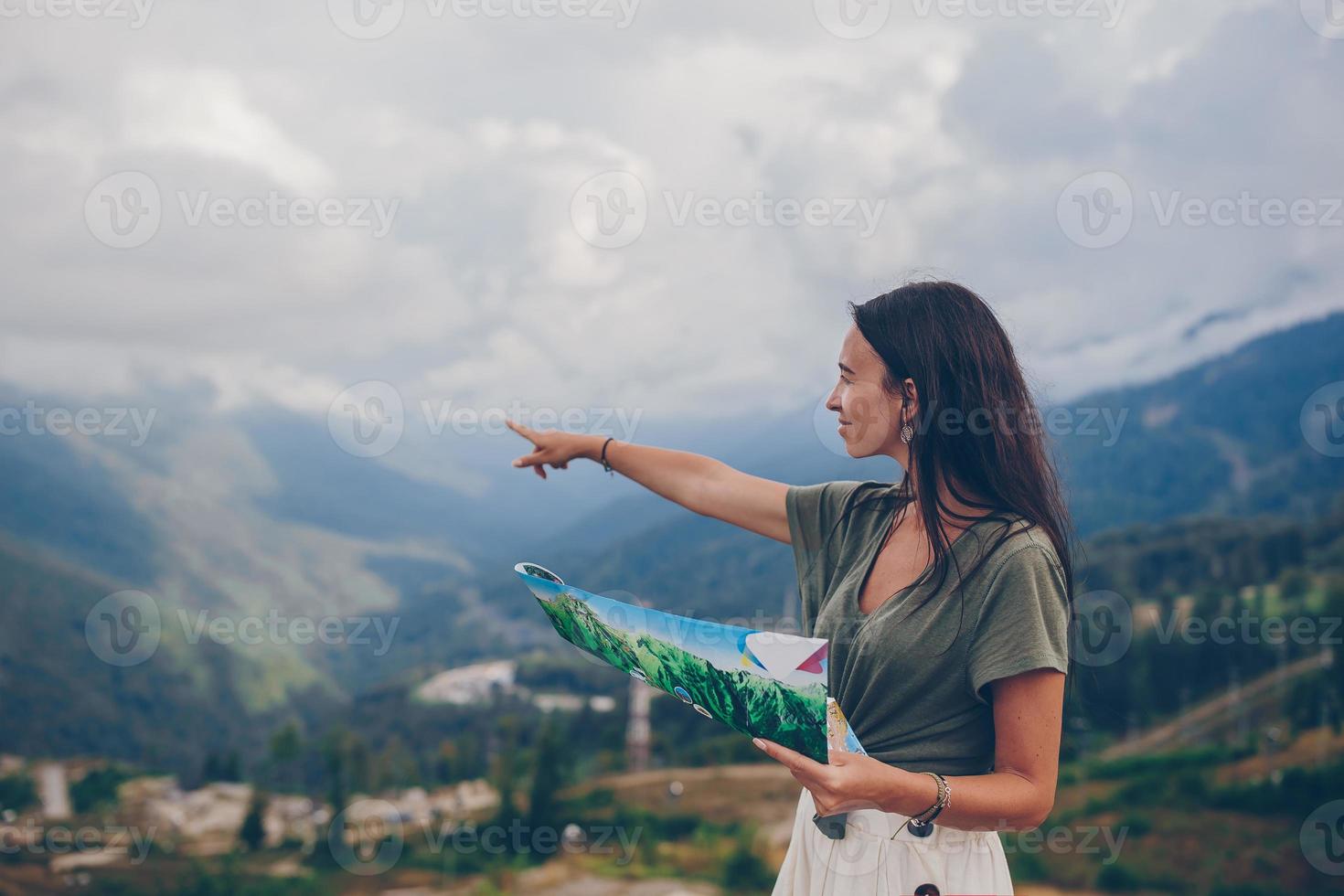 contento giovane donna nel montagne nel il sfondo di nebbia foto