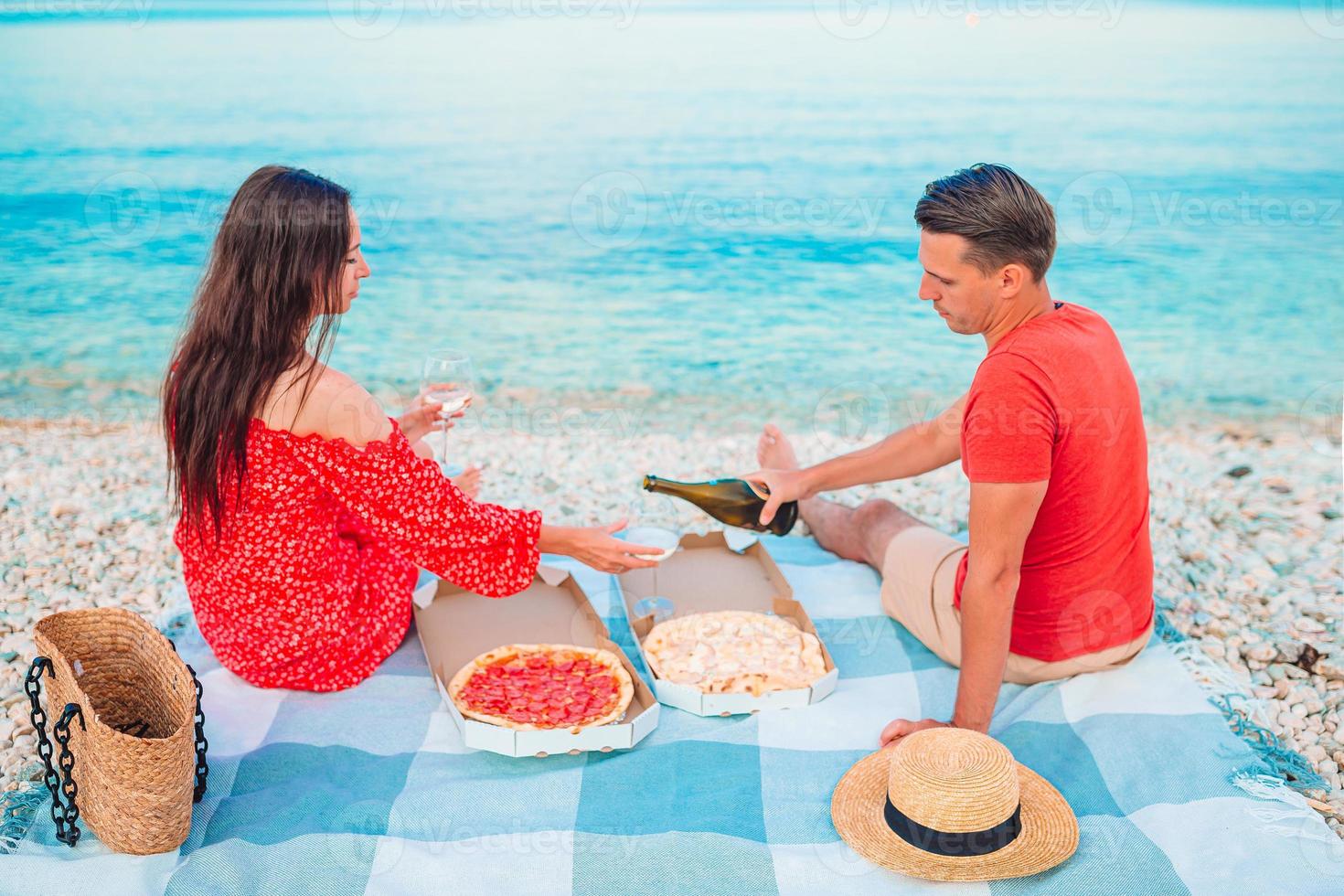 famiglia avendo un' picnic su il spiaggia foto