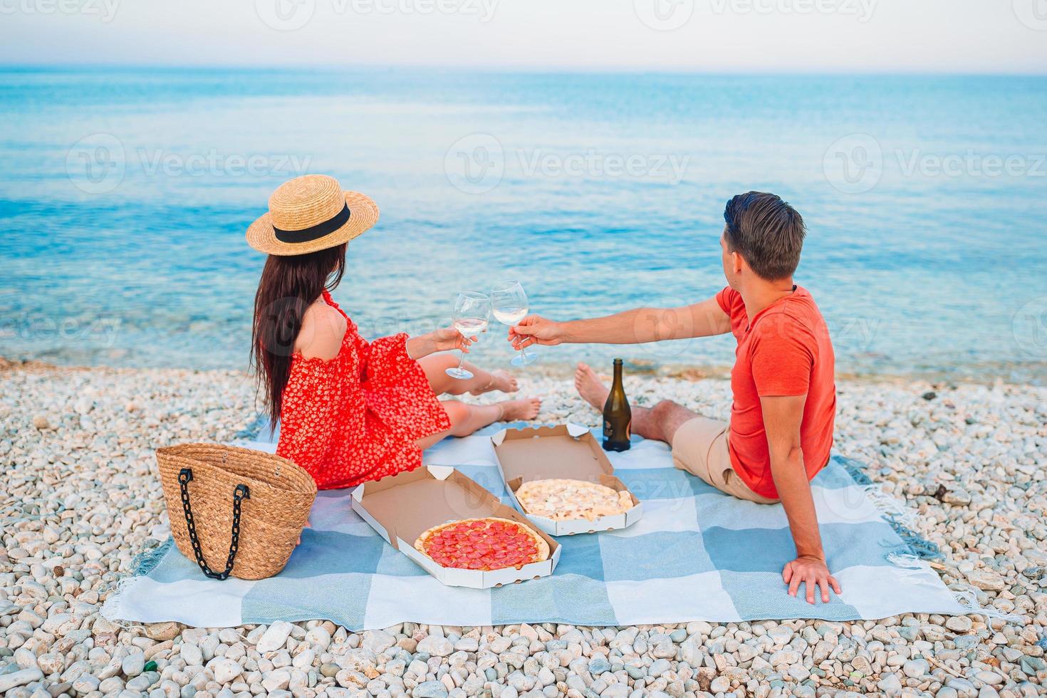 famiglia avendo un' picnic su il spiaggia foto