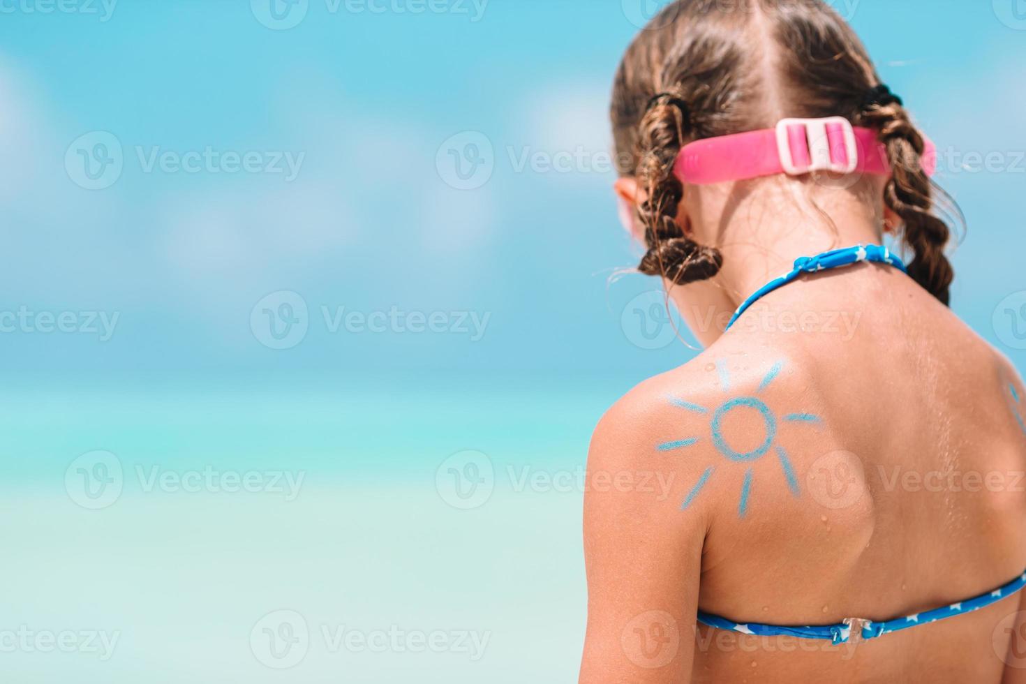 primo piano sole dipinto da crema solare sulla spalla del bambino foto