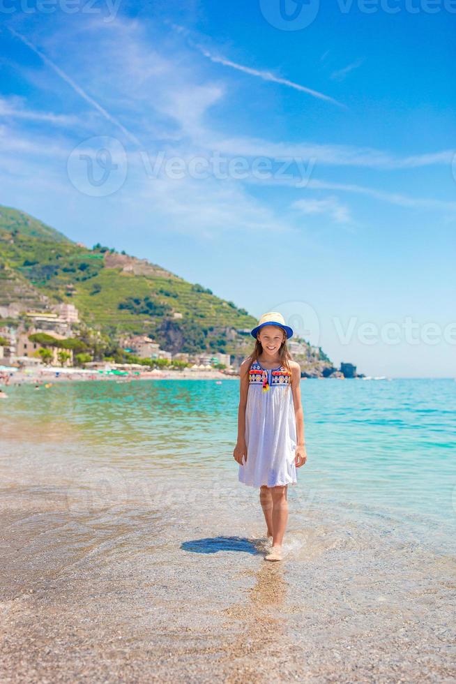 ritratto di adorabile poco ragazza a spiaggia durante estate vacanza foto