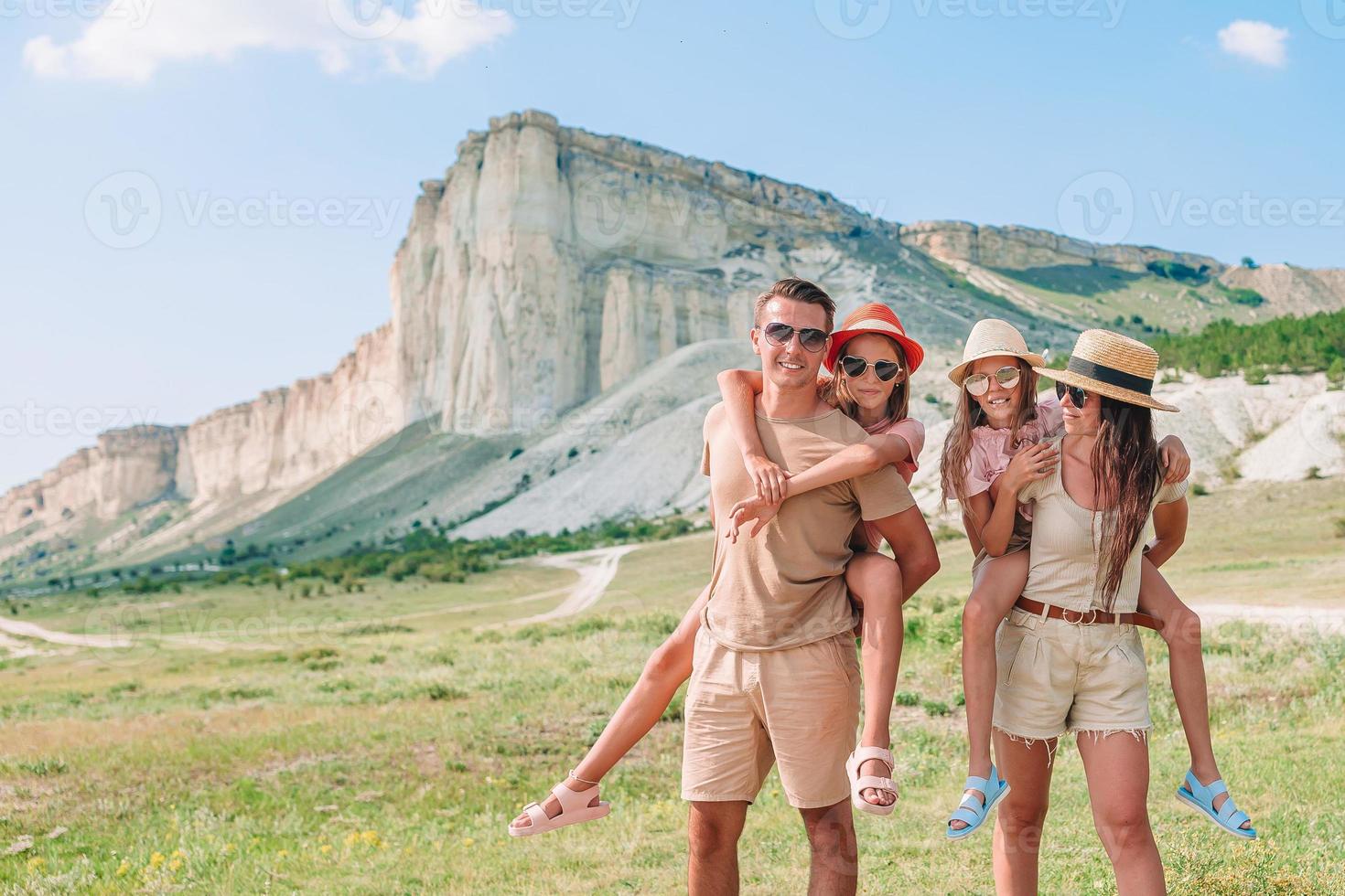 contento famiglia su vacanza nel il montagne foto