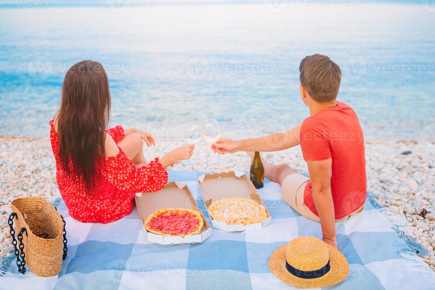 famiglia avendo un' picnic su il spiaggia foto