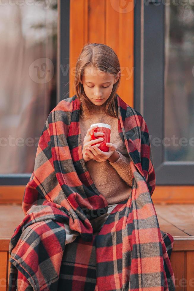 bellissimo ragazza avvolto nel un' coperta a autunno caldo giorno foto