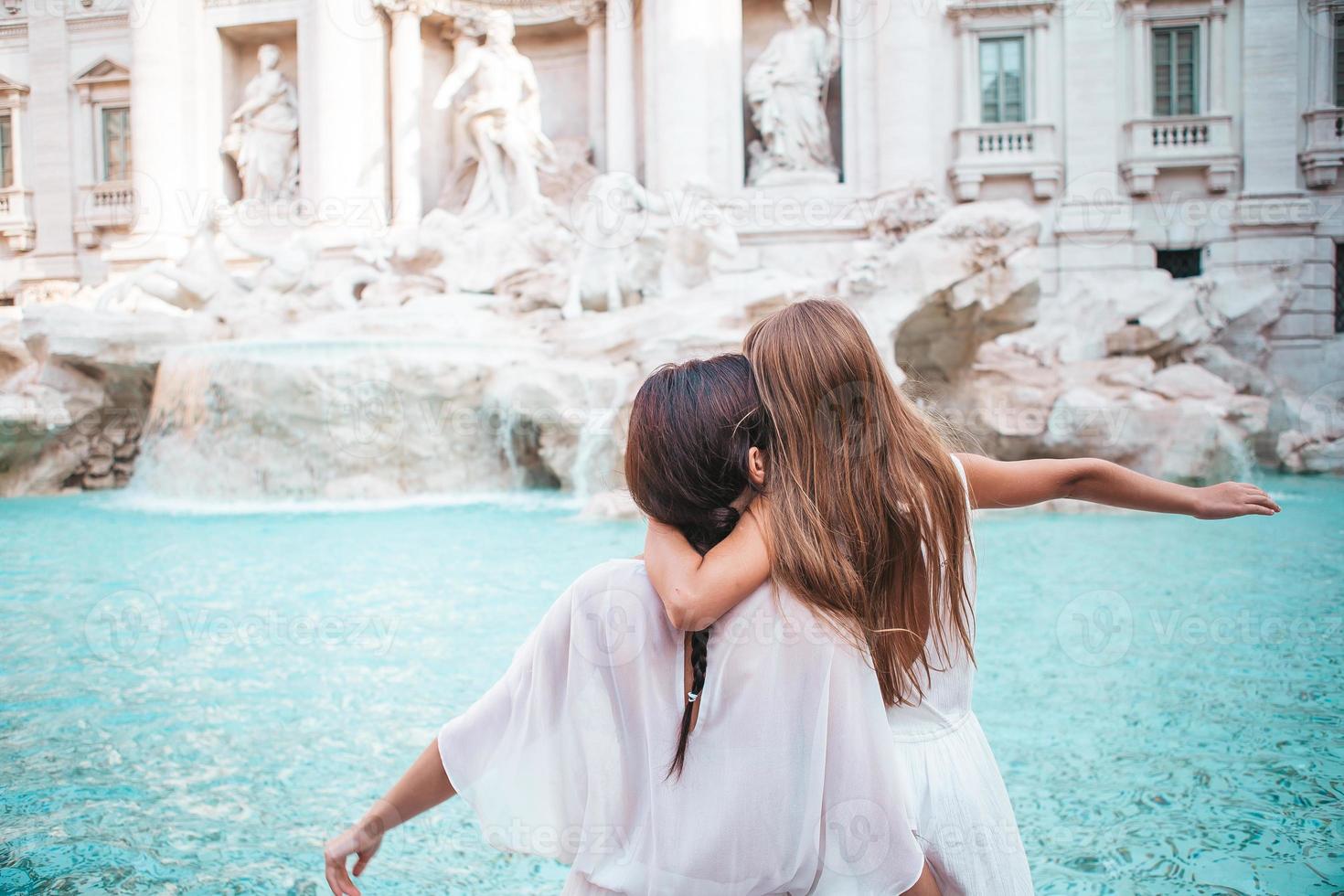 giovane bellissimo donna e poco ragazza vicino Fontana fontana di trevi foto