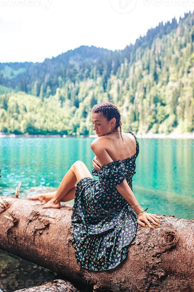 contento romantico donna seduta di lago spruzzi acqua foto