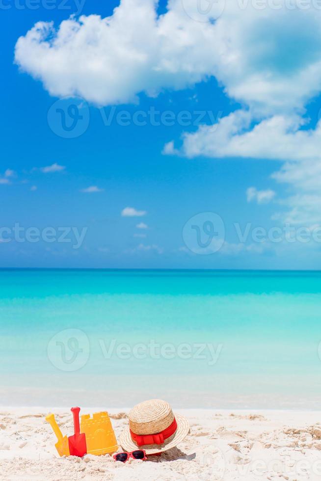 spiaggia capretto giocattoli su bianca sabbia spiaggia foto