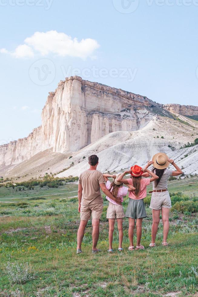 contento famiglia su vacanza nel il montagne foto