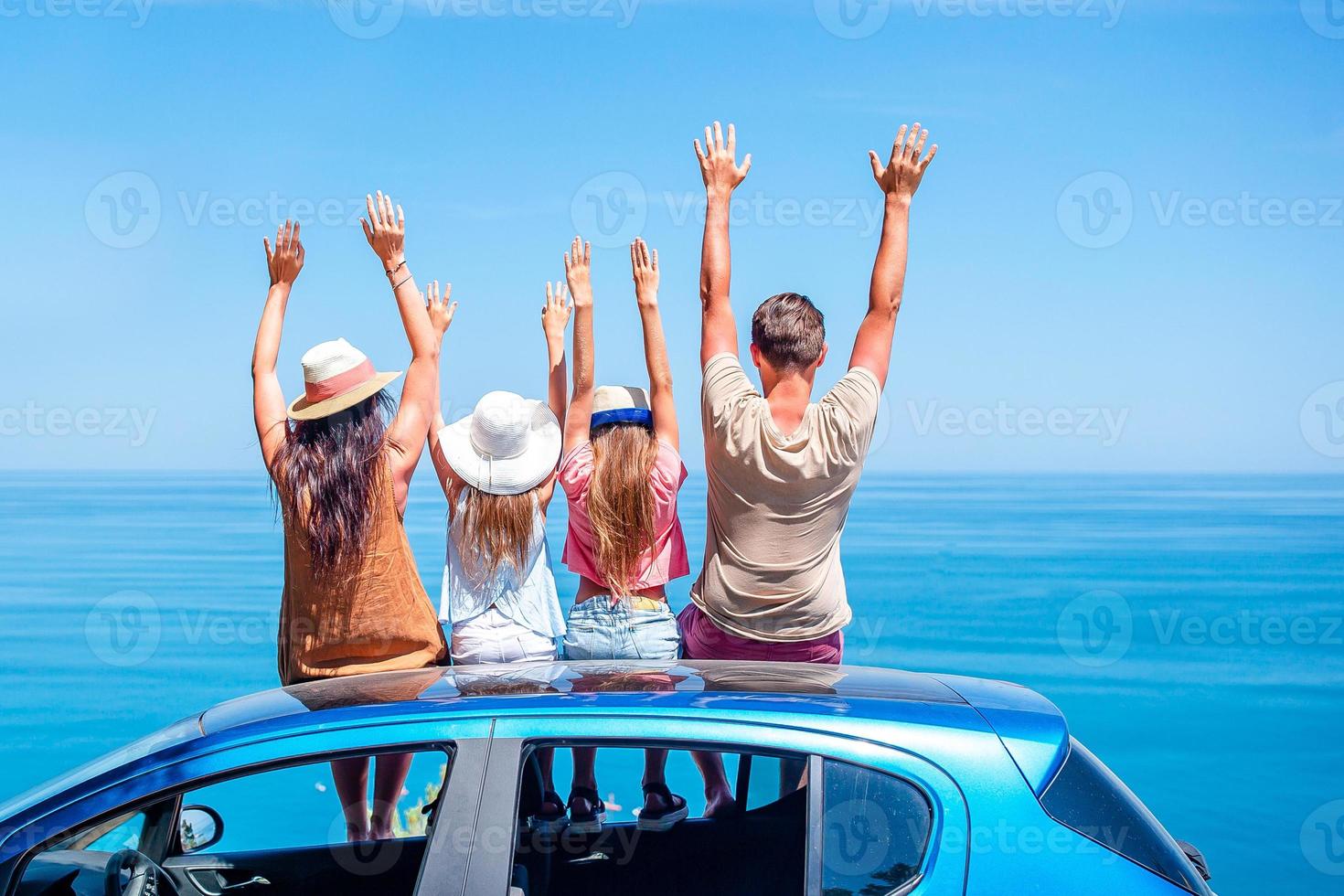 estate auto viaggio e giovane famiglia su vacanza foto