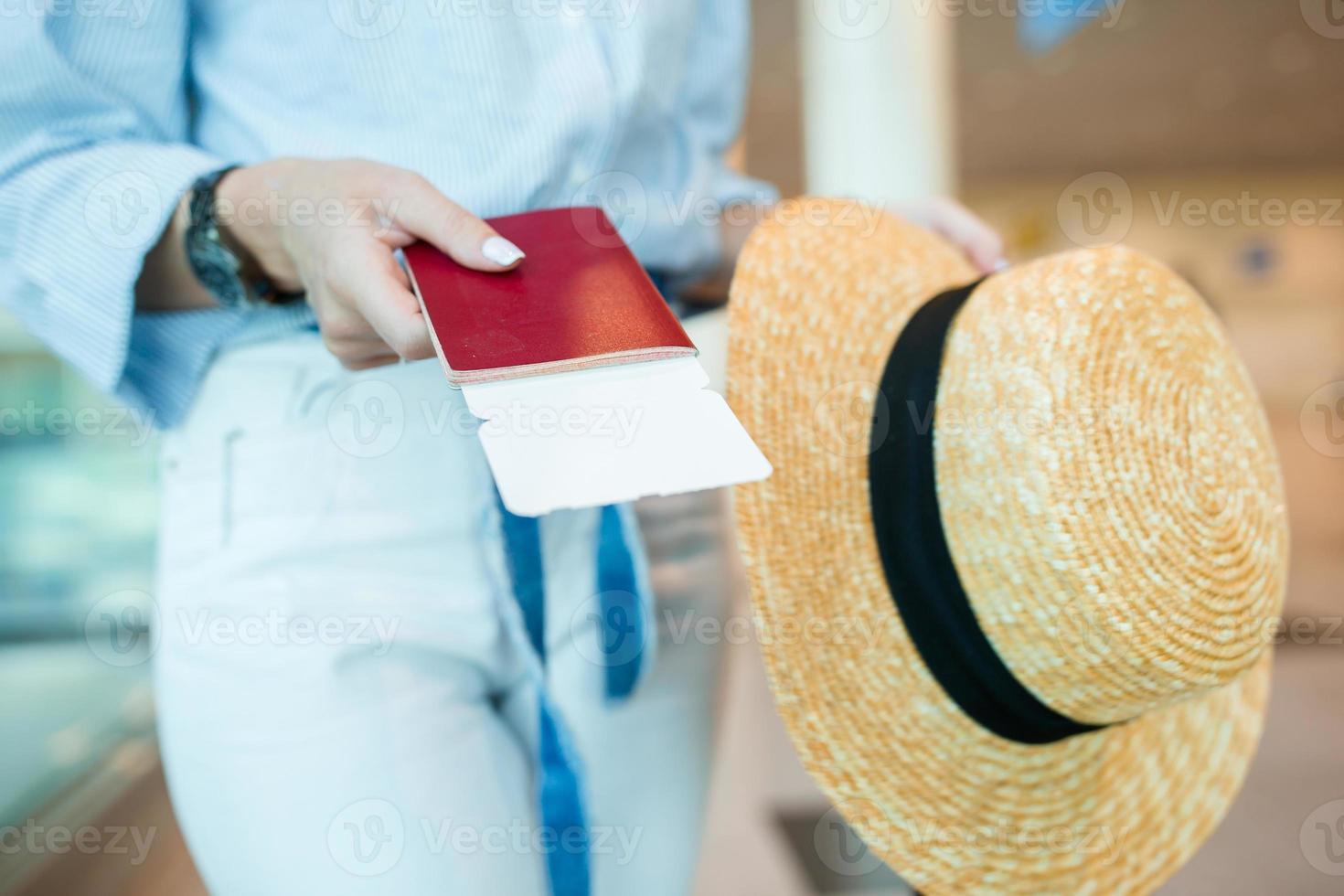 avvicinamento di passaporti e imbarco passaggio nel femmina mani a aeroporto foto
