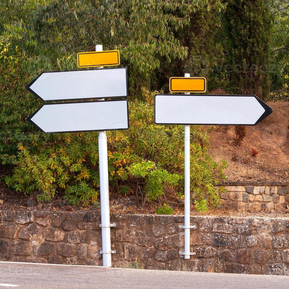 strada segni su il ciglio della strada foto