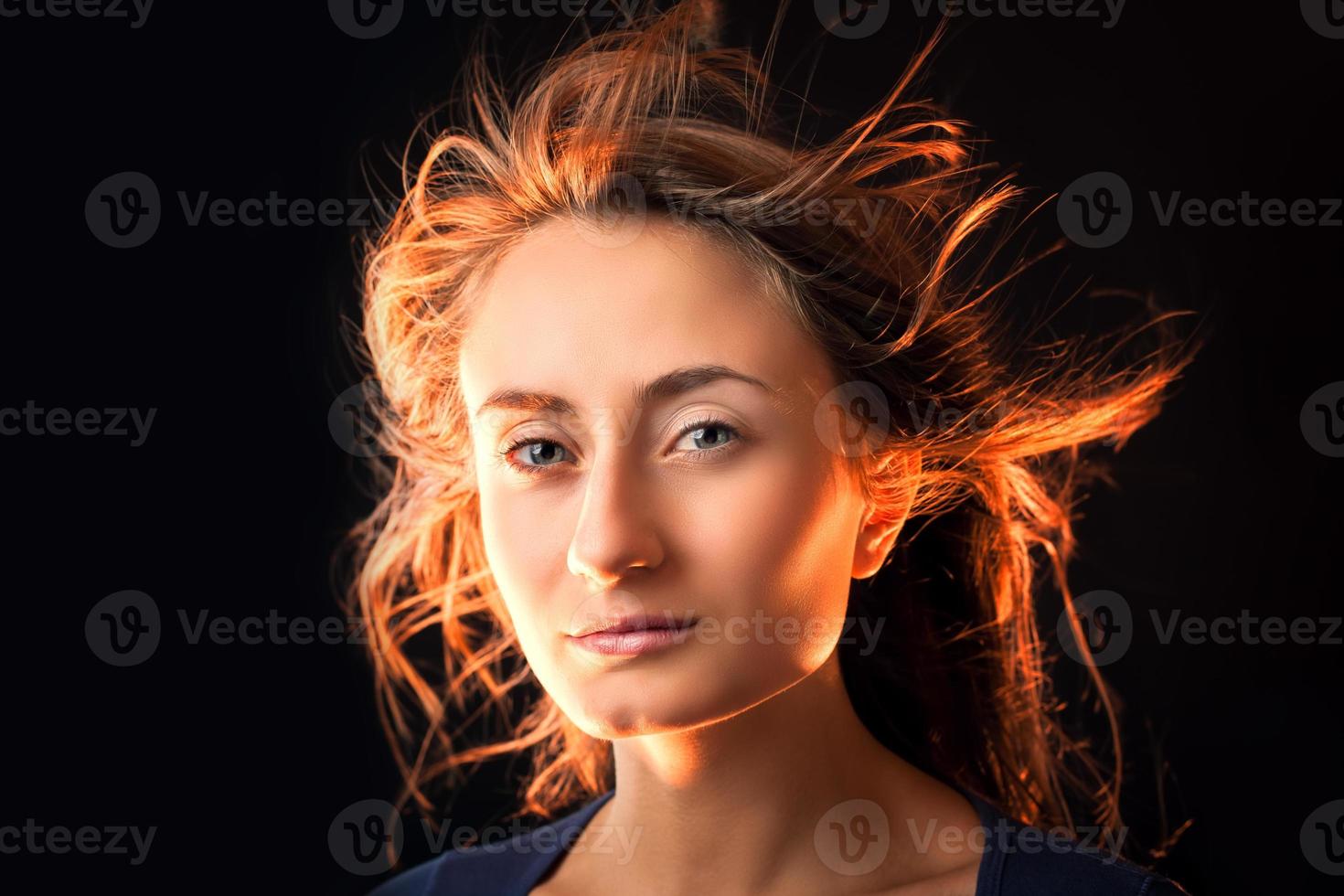 donna con capelli volante foto