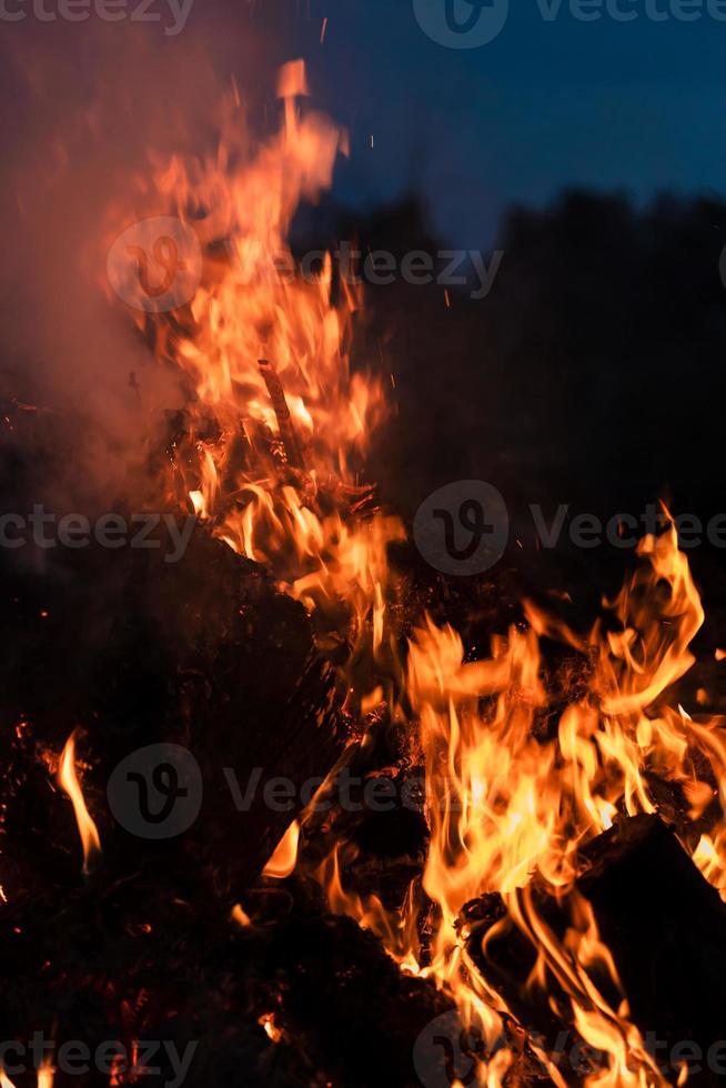 fiamme di falò a notte foto