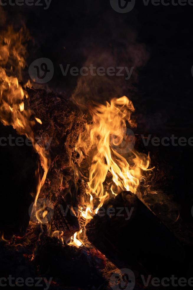 fiamme di fuoco su sfondo nero foto