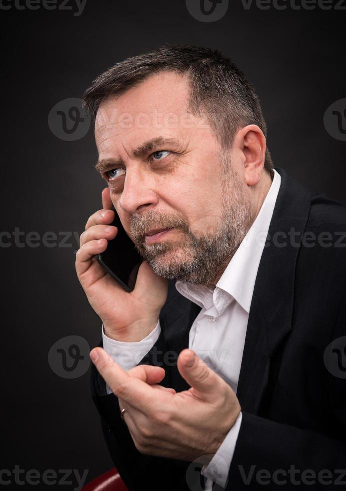 attività commerciale uomo parla su un' mobile Telefono foto