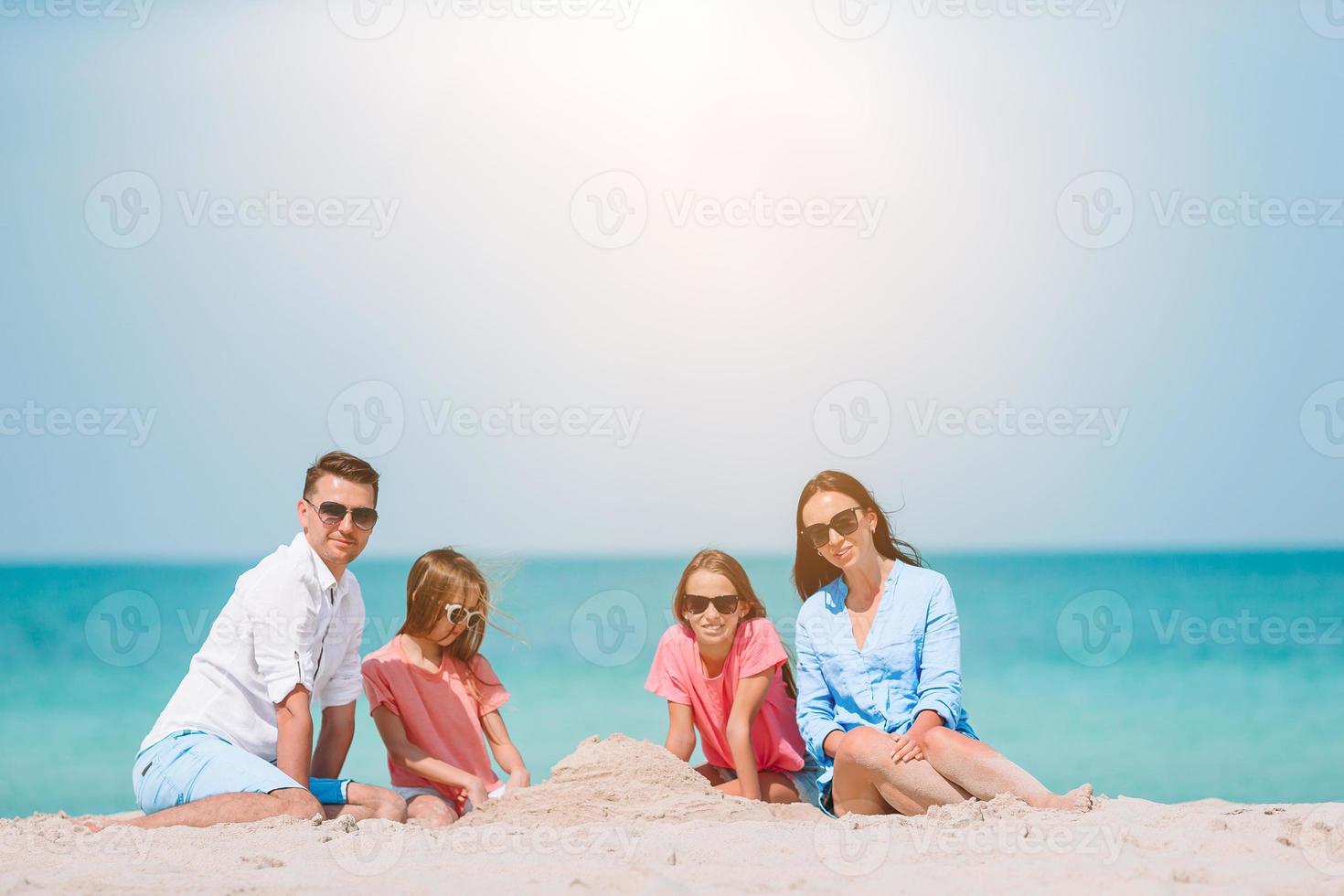 la giovane famiglia in vacanza si diverte molto foto