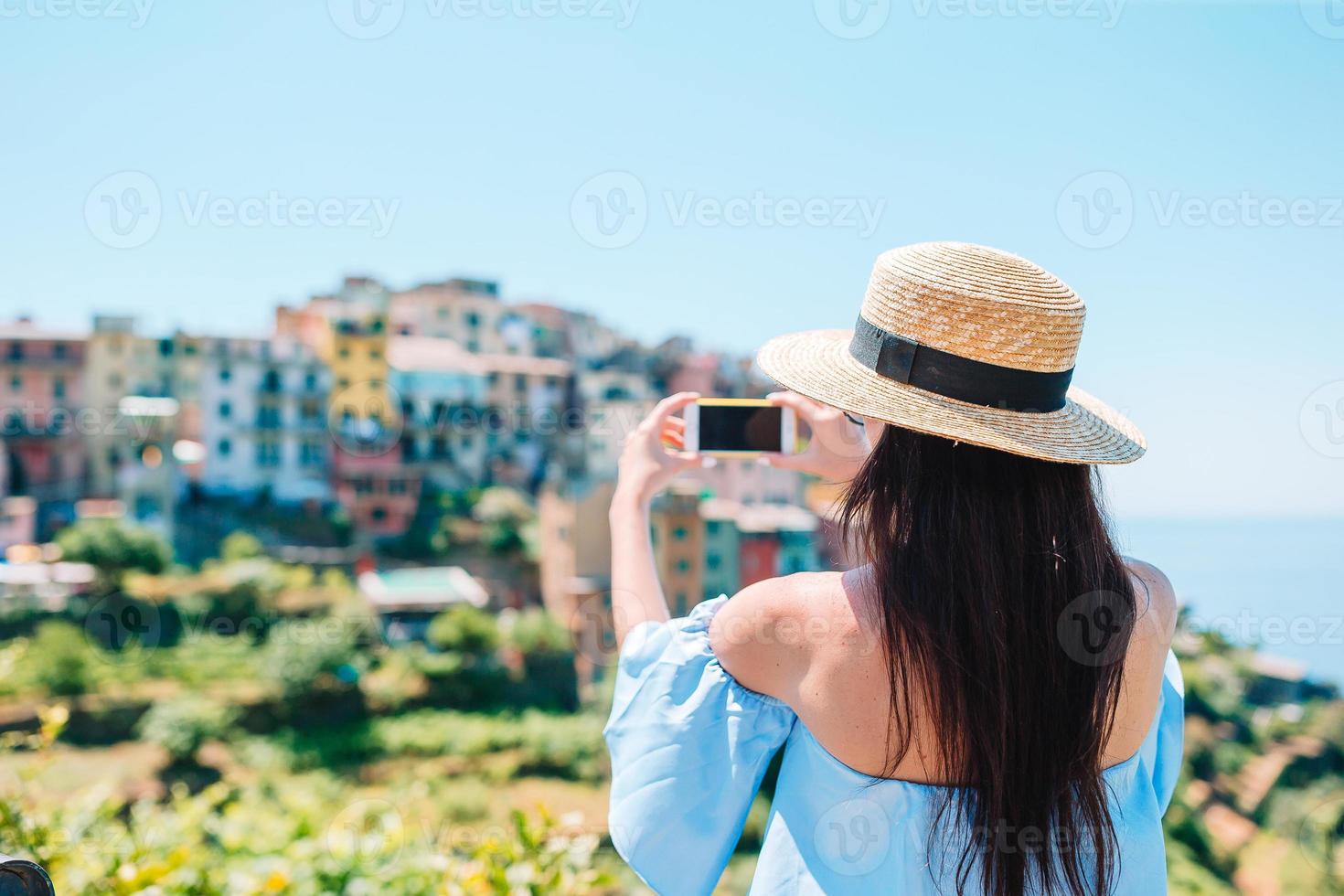 turista guardare a panoramico Visualizza di vernazza, cinque terre, liguria, Italia foto