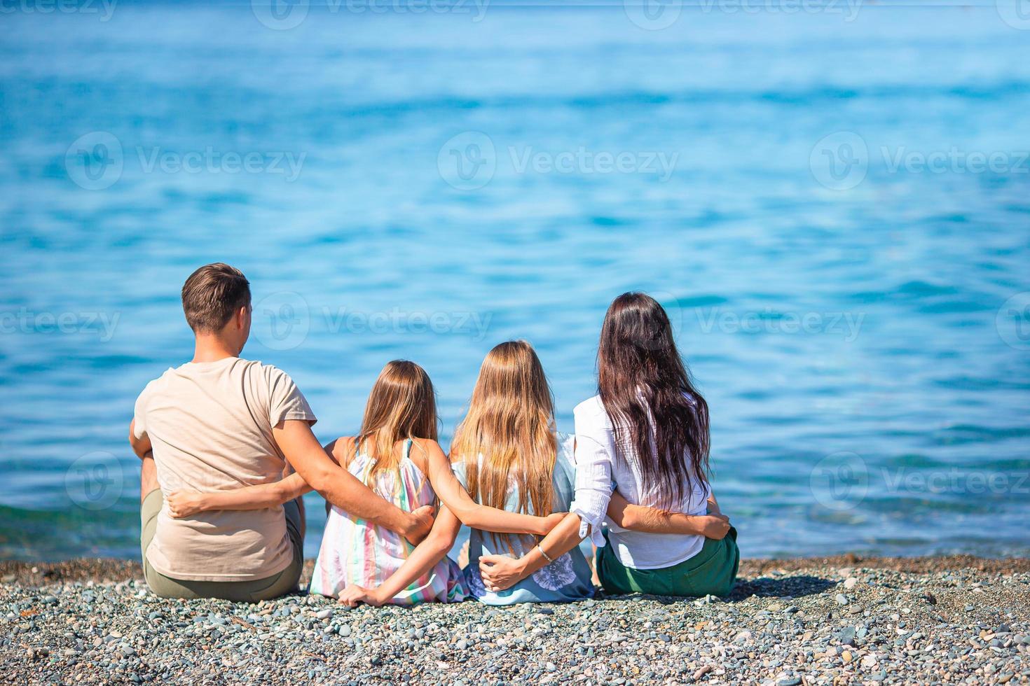 la giovane famiglia in vacanza si diverte molto foto