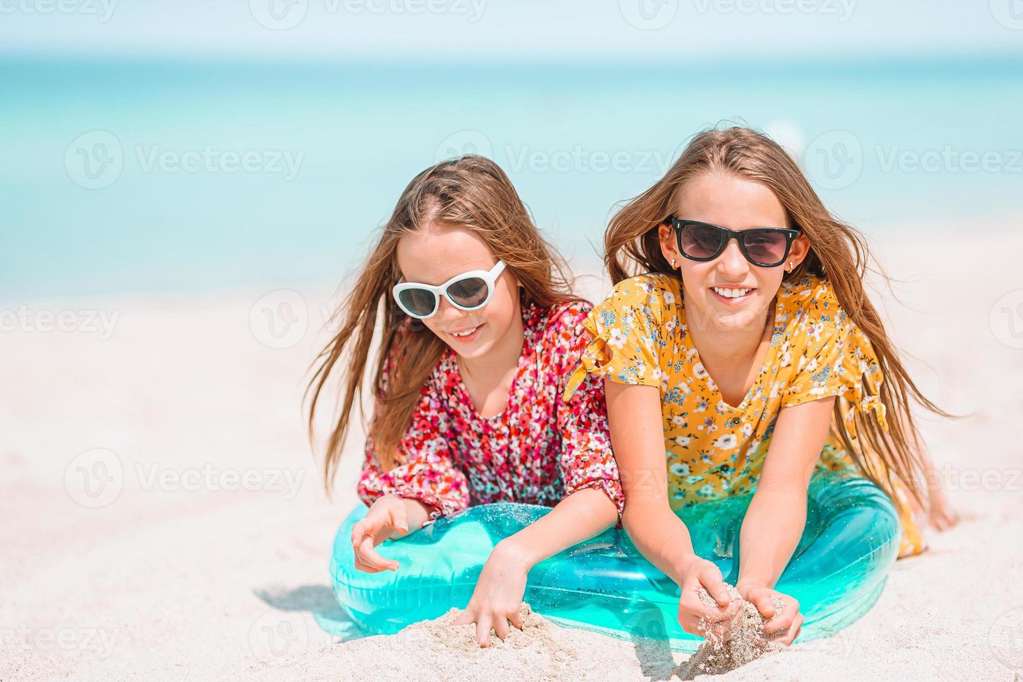 poco contento divertente ragazze avere un' lotto di divertimento a tropicale spiaggia giocando insieme. foto