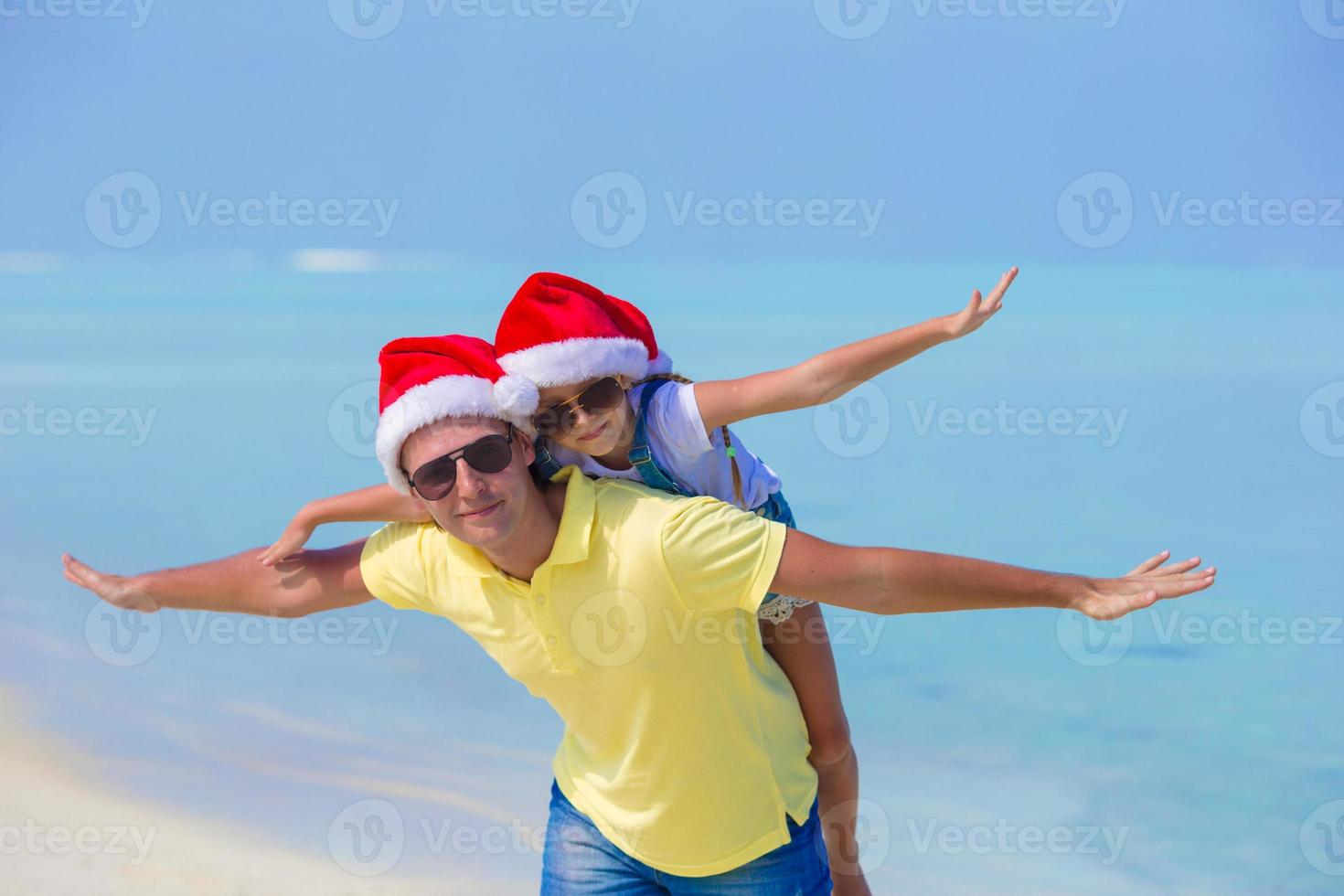 poco ragazza e contento papà nel Santa cappelli godere spiaggia vacanza foto