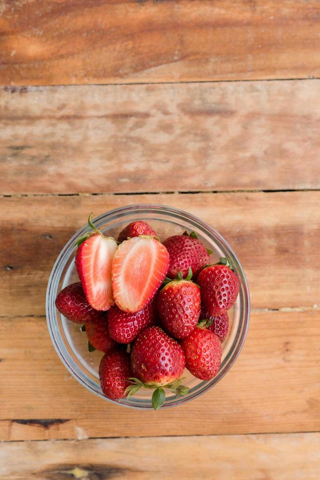 frutta fresca su uno sfondo di legno foto