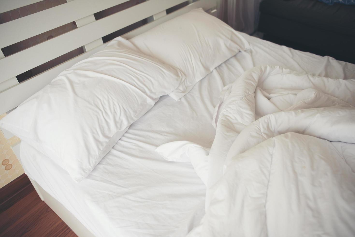 lenzuola stropicciate in camera da letto foto