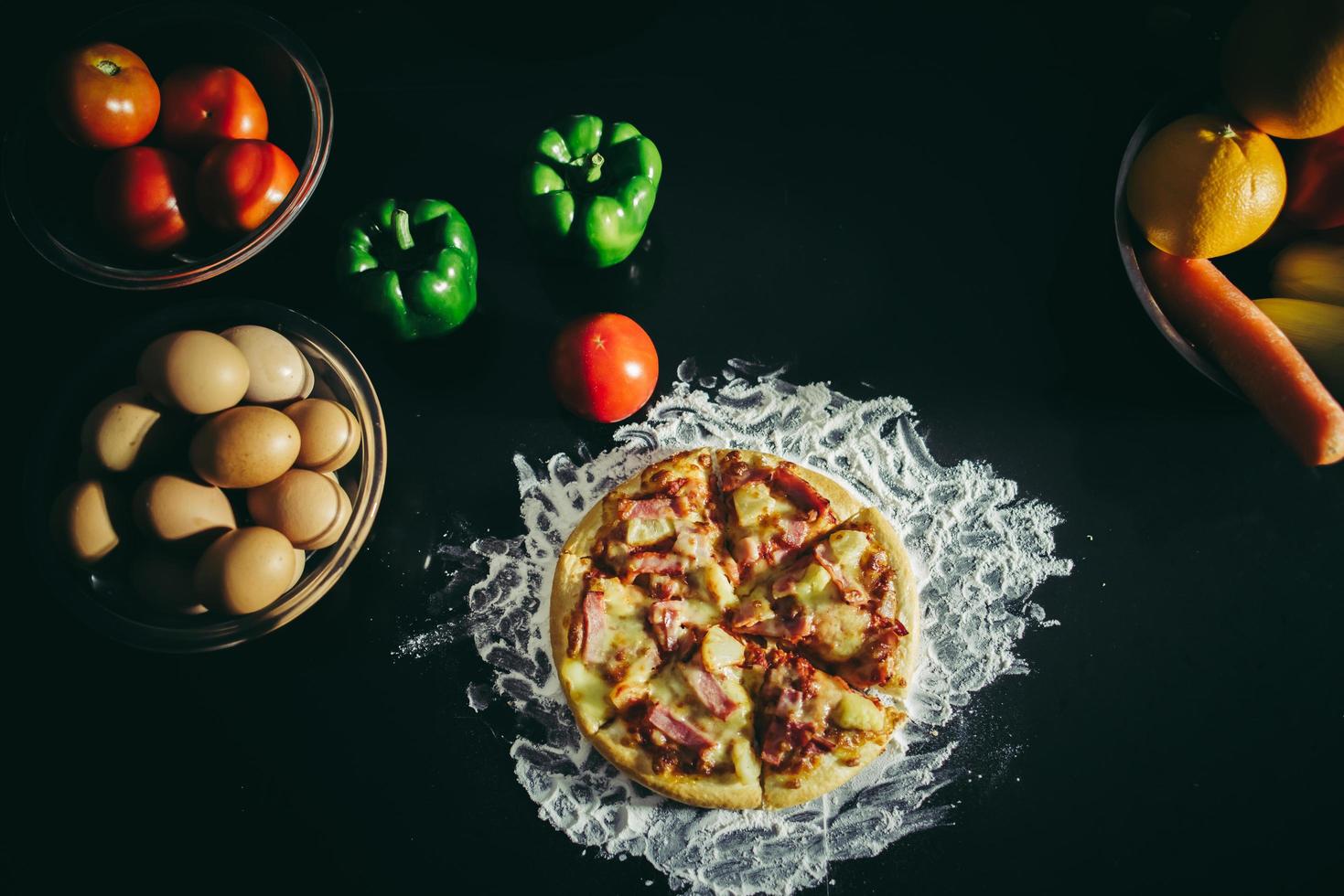 vista dall'alto della pizza fatta in casa foto