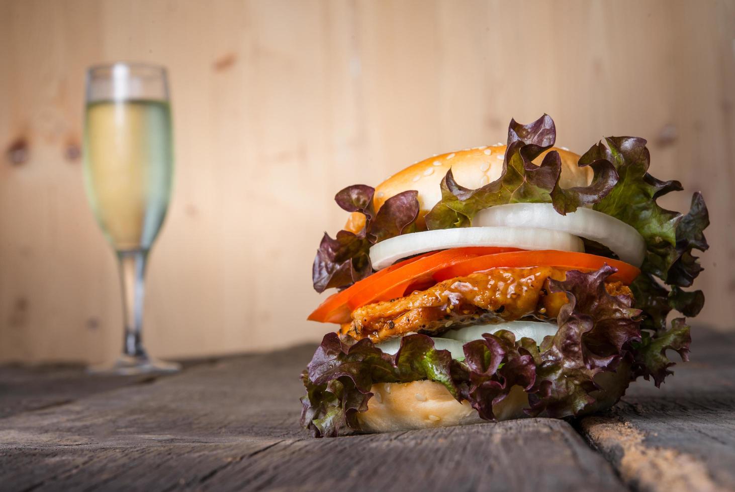 hamburger di pollo fatto in casa con champagne foto