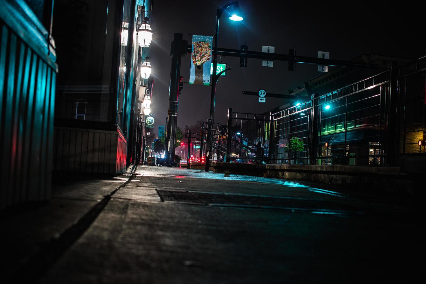 strada vuota di notte foto