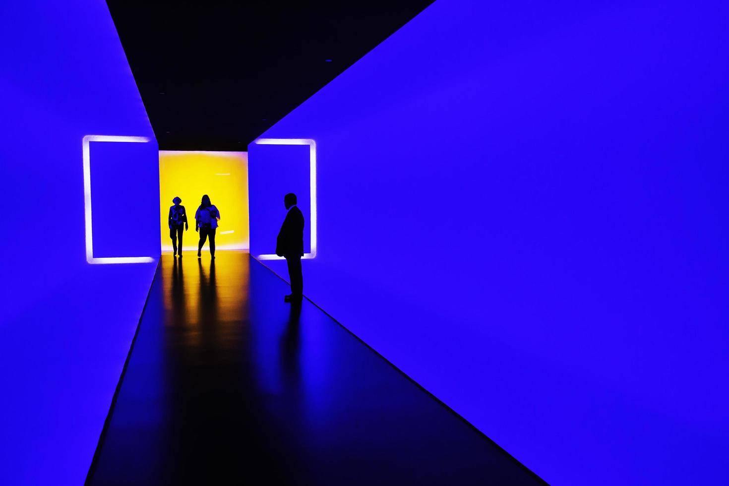 houston, texas, 2020 - persone che vedono un'opera d'arte al neon in un museo foto