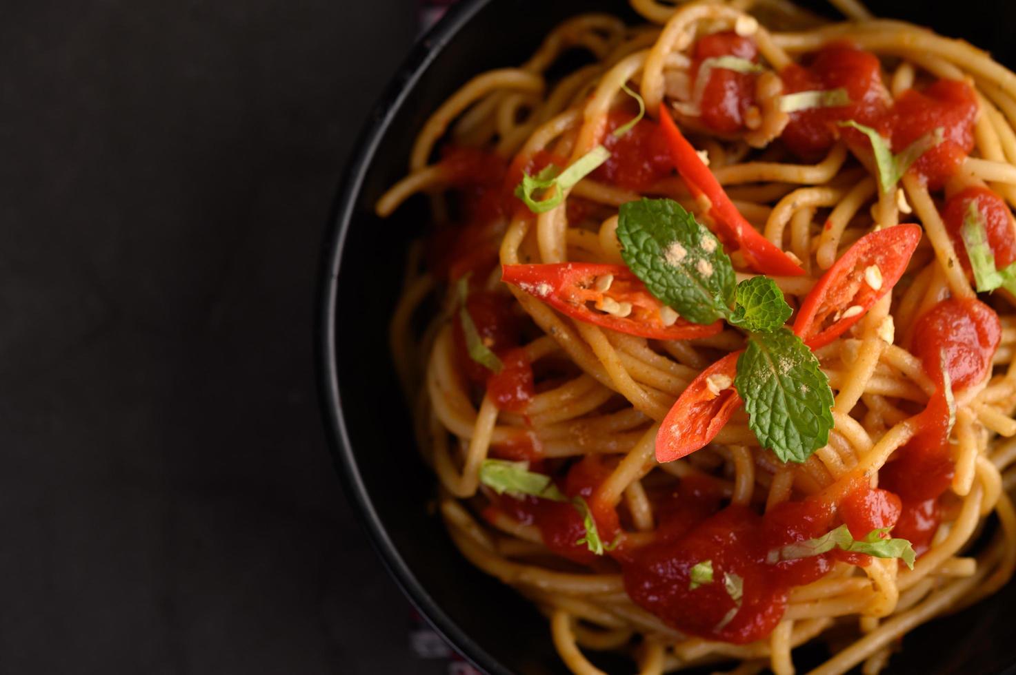 pasta italiana degli spaghetti con salsa al pomodoro foto