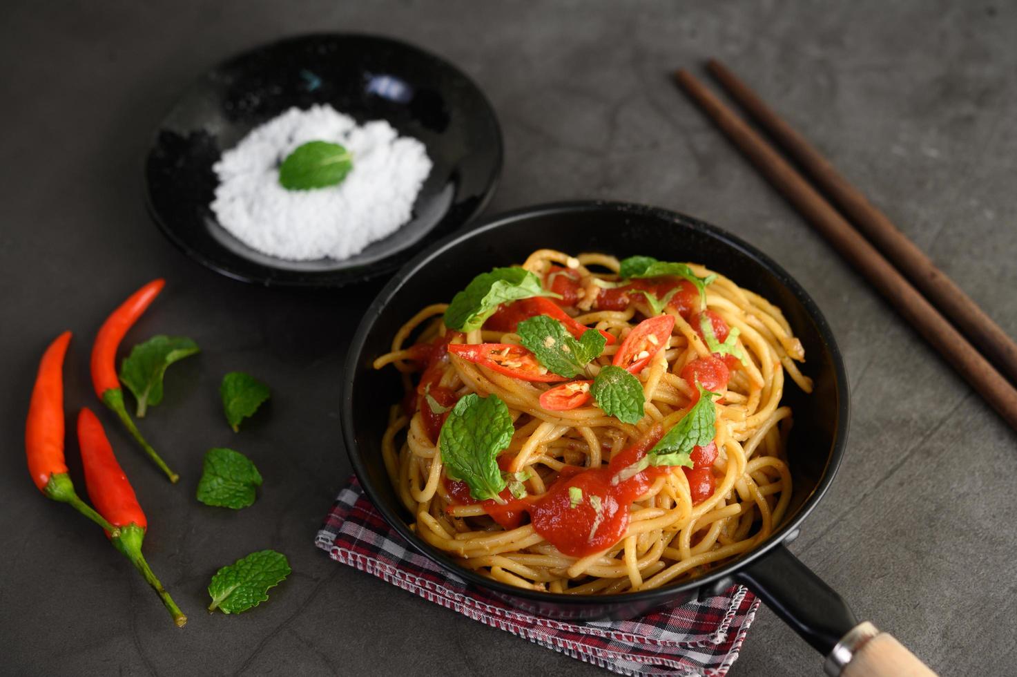 pasta italiana con salsa foto