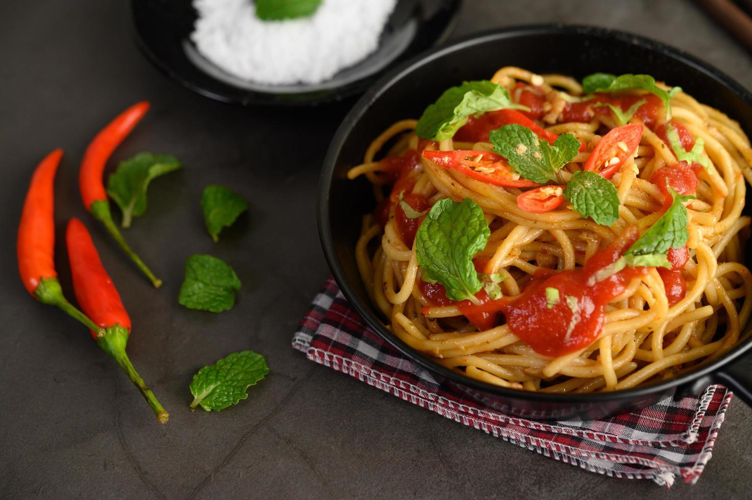 pasta italiana degli spaghetti con salsa al pomodoro foto