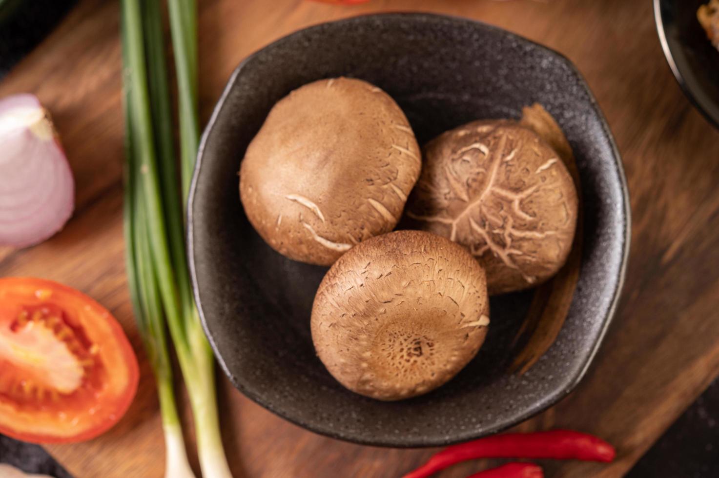 funghi shiitake con aglio, pomodoro, peperone e cipolle foto